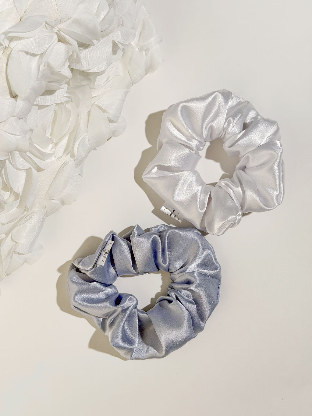 Silky - Fehér Szatén Hajgumi - Image 5